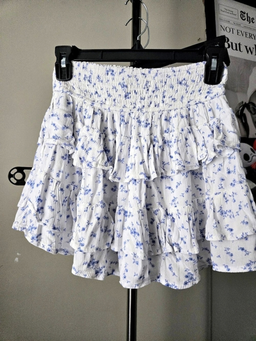Hollister Floral Ruffle Mini Skirt in White & Blue Like New